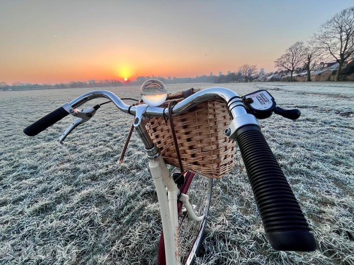 bike in  a frosty sunrise at Gunnersbury Park